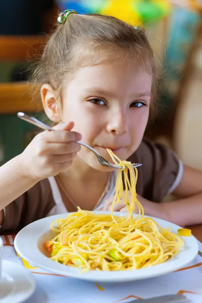 Menina pequena comer espaguete — Fotografia de Stock