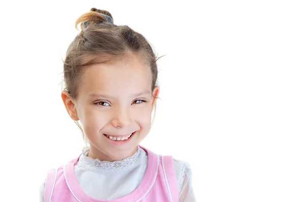 Klein meisje in roze jurk sluwe glimlach — Stockfoto