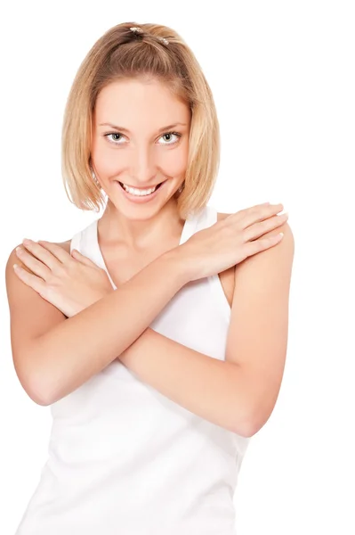 Mooie jonge lachende vrouw permanent met handen gevouwen tegen — Stockfoto