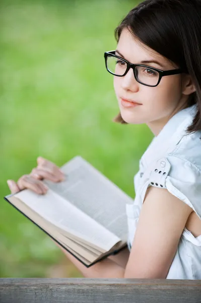 3.年轻女子看书 — 图库照片