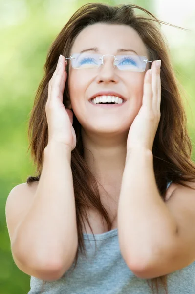 Ritratto di giovane bella donna con gli occhiali — Foto Stock