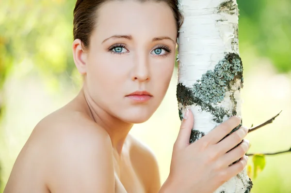 Νεαρή γυναίκα κοντά δέντρο σημύδων — Φωτογραφία Αρχείου