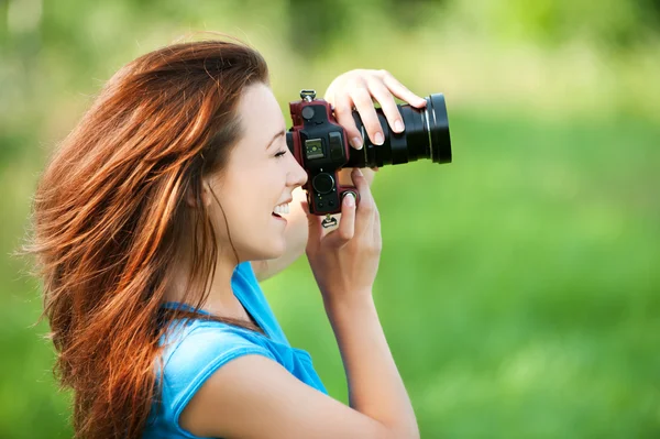 Giovane donna sorridente con — Foto Stock