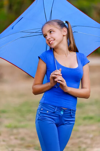 Девочка-подросток с зонтиками — стоковое фото