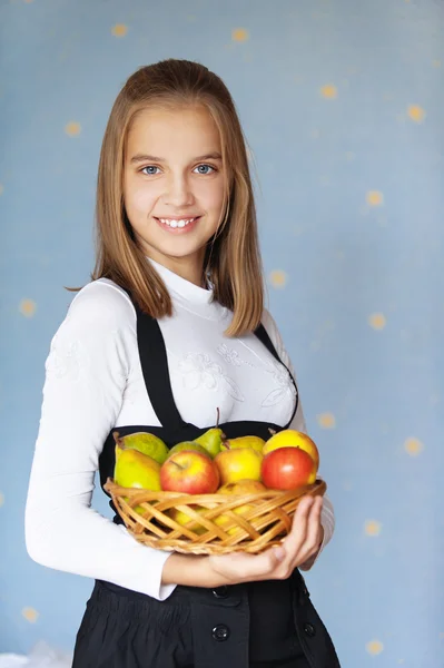 Niña-adolescente celebración cesta con manzanas — Foto de Stock