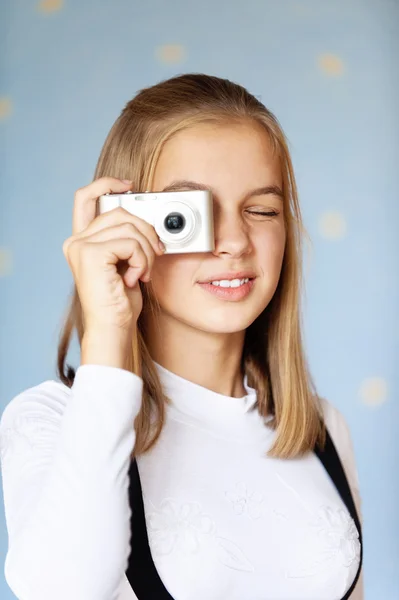 女孩少年用相机拍照 — 图库照片