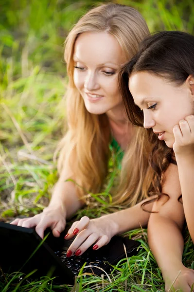 Twol girls working on laptop — Stock Photo, Image