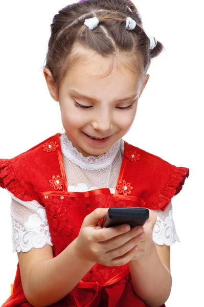 Девочка читает смс на телефоне — стоковое фото