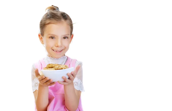 Petite fille tenant une assiette de côtelettes de viande — Photo