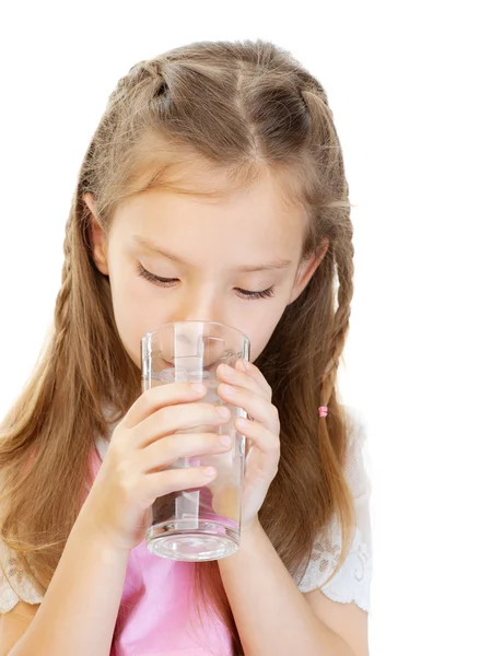Lilla flickan dricker vatten — Stockfoto