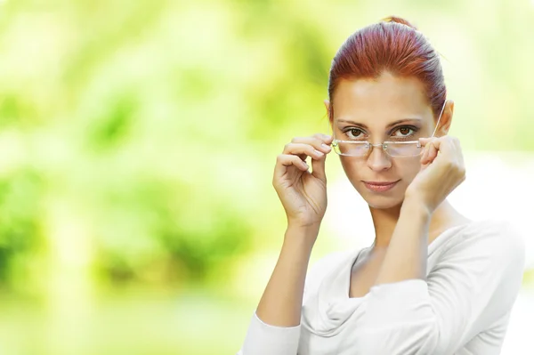 Belle femme regardant par-dessus des lunettes — Photo