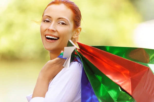 Hermosa mujer hizo jalá compra en la tienda — Foto de Stock