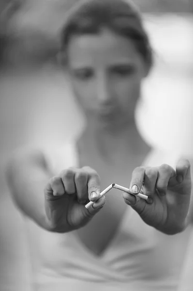 Hermosa mujer rompiendo cigarrillo — Foto de Stock