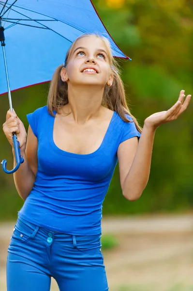 Adolescente chica sosteniendo paraguas — Foto de Stock