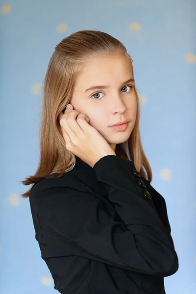 Ragazza-adolescente dagli occhi azzurri che parla al cellulare — Foto Stock