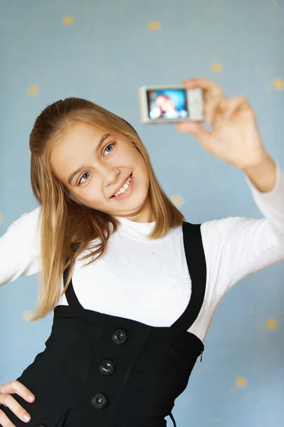Jeune fille-adolescent photographié lui-même — Photo
