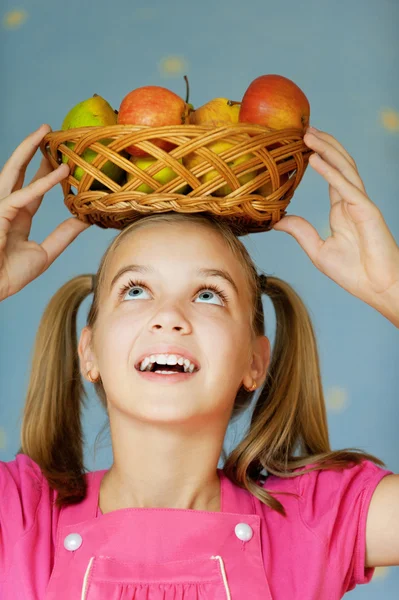 Girl-teenager keeps on his head basket — Stock Photo, Image