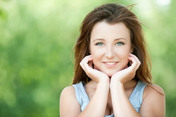 Portret van mooie jonge lachende vrouw — Stockfoto