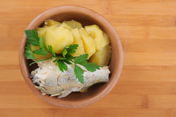 Fisch mit gekochten Kartoffeln und Petersilie — Stockfoto