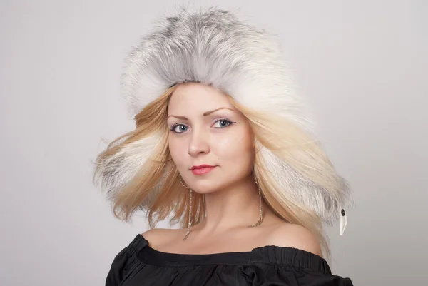 Beautiful young woman in fur hat — Stock Photo, Image