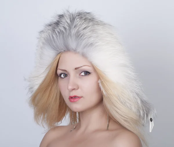 Όμορφη νεαρή γυναίκα με καπέλο γούνα — Φωτογραφία Αρχείου