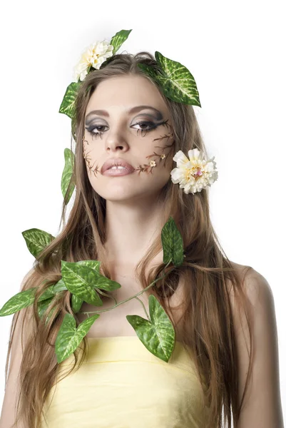 Belle jeune femme avec des fleurs, feuilles dans ses cheveux et origi — Photo