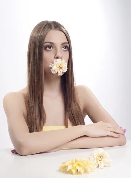 Onun ağzına çiçek güzel genç bir bayanla portresi — Stok fotoğraf