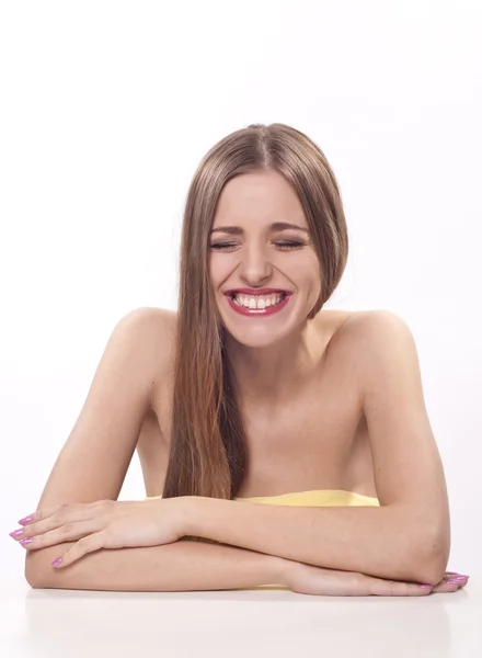 Vacker ung kvinna med brett leende — Stockfoto