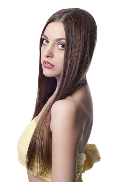 Bella giovane donna con lunghi capelli scuri — Foto Stock