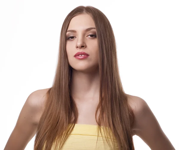 Молодая красивая женщина с длинными прямыми каштановыми волосами — стоковое фото