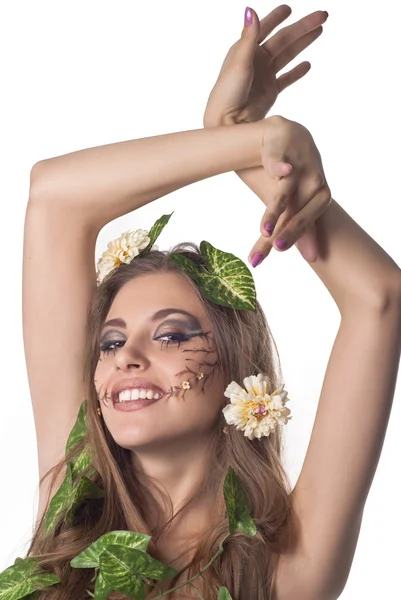 Krásná mladá žena s květinami, ponechává ve vlasech a původem — Stock fotografie