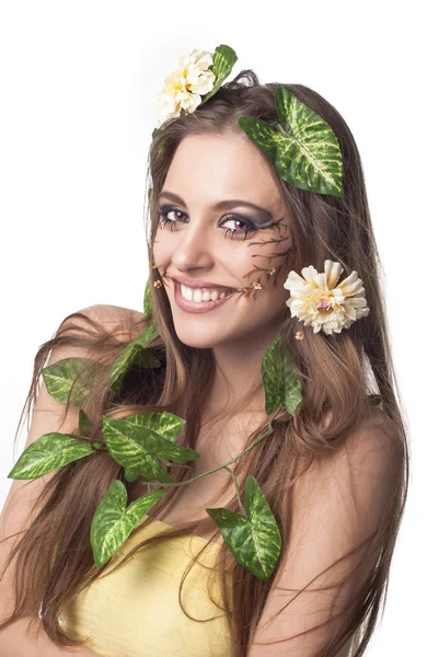 Mulher bonita com flores, folhas no cabelo e origi — Fotografia de Stock