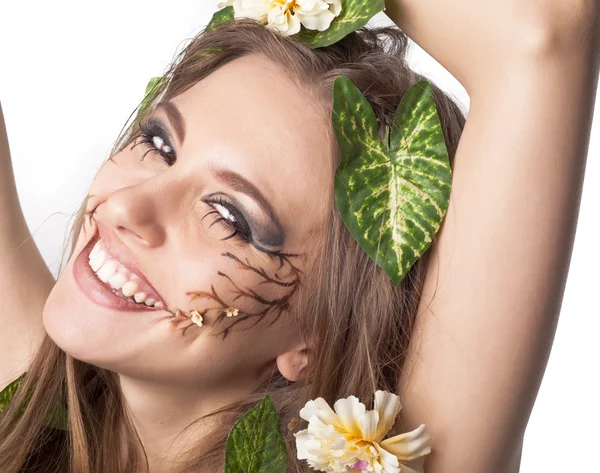 Beautiful young woman with flowers, leaves in her hair and origi — Stock Photo, Image