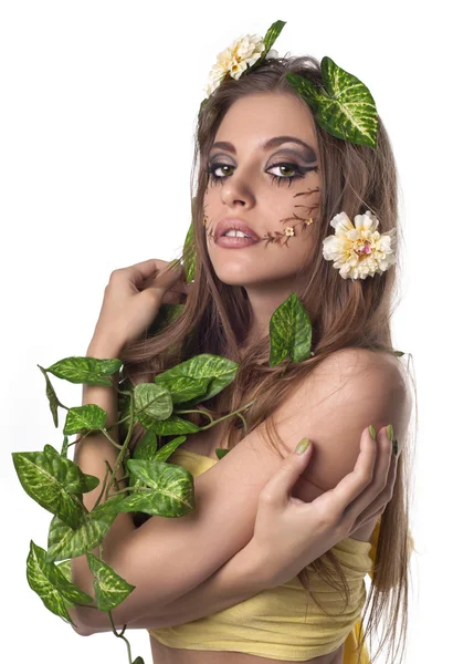Portret pięknej młodej damy z kwiatów i liści w niej ha — Zdjęcie stockowe