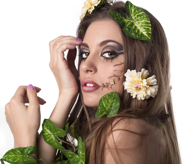Piękna młoda kobieta z kwiatów, liści w jej włosy i origi — Zdjęcie stockowe