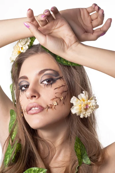 Portrait einer schönen jungen Frau mit Blume und Blatt in der Hand — Stockfoto