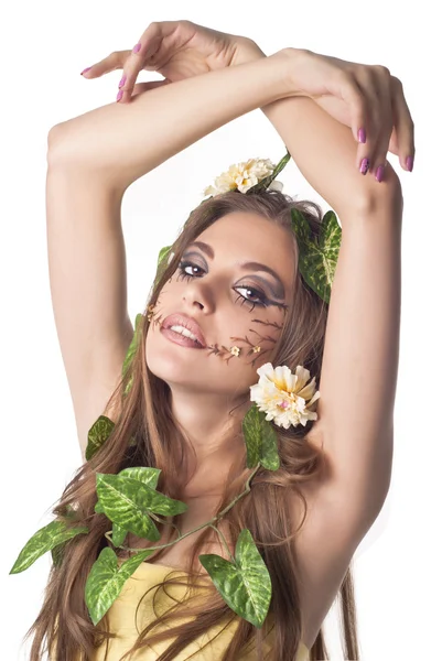 Ritratto di bella giovane donna con fiore e foglia nel suo ha — Foto Stock