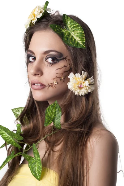 Красива молода жінка з квітами, листя в її волоссі і оргіях — стокове фото