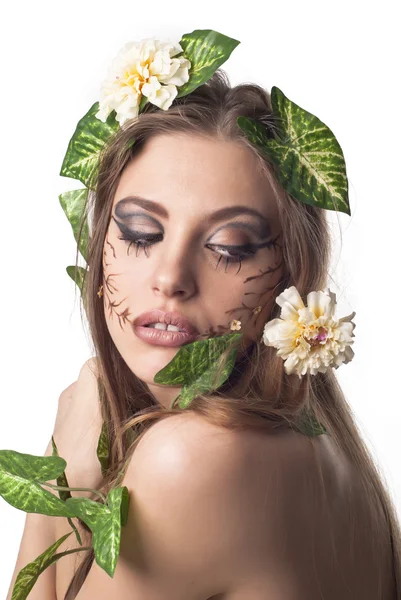 Mulher bonita com flores, folhas no cabelo e origi — Fotografia de Stock