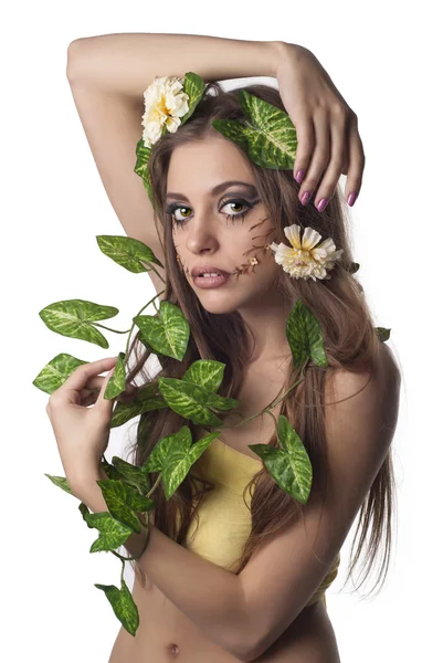美丽的年轻女子的鲜花，叶子在她的头发和产地 — 图库照片