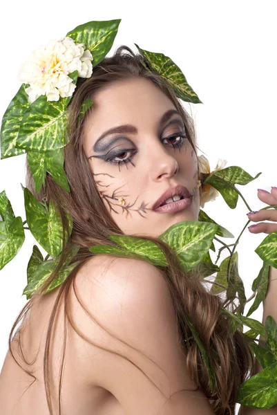 Portrait of beautiful young lady with flower and leaf in her ha — Stock Photo, Image