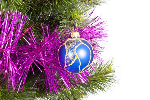 Teil des Weihnachtsbaums mit blauer Kugel — Stockfoto