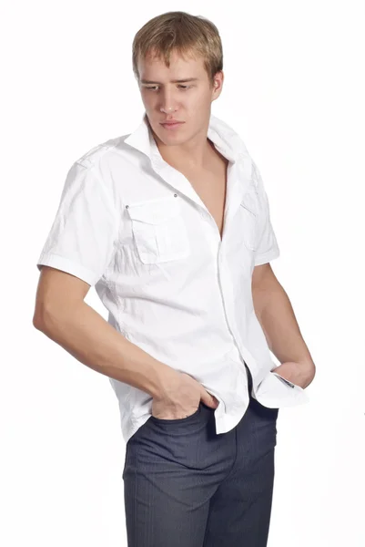 Joven hombre guapo posando en camisa blanca — Foto de Stock
