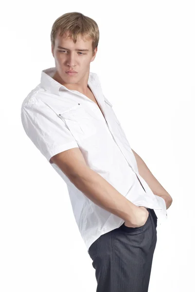 Mladý krásný mužský model v bílé košili — Stock fotografie