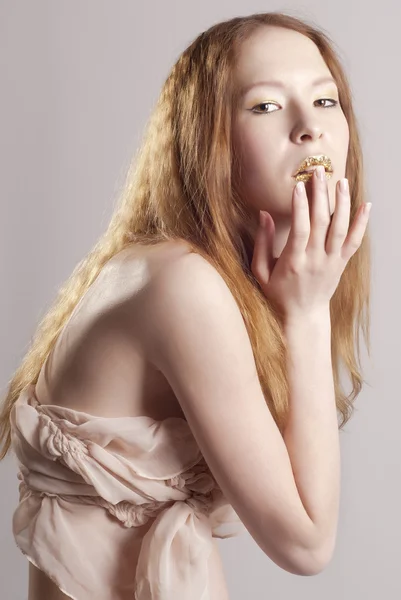 Güzel bir kadın altın dudaklar — Stok fotoğraf