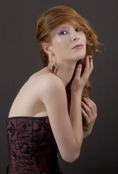 Poz güzel kızıl saçlı kadın — Stok fotoğraf