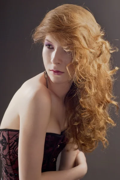 Όμορφη γυναίκα με μεγάλη κόκκινα μαλλιά — Φωτογραφία Αρχείου