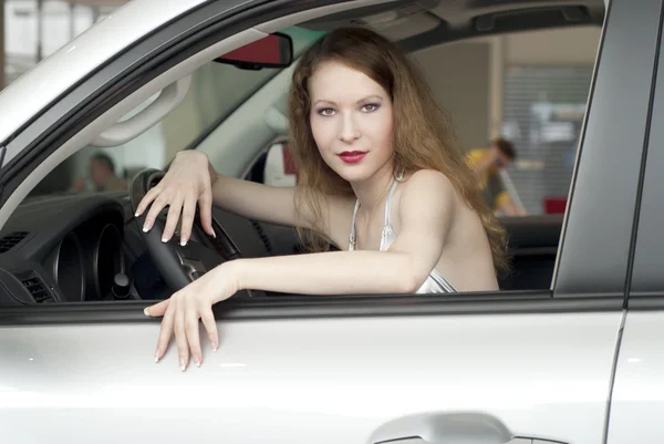 Young beautiful woman in the car — Stock Photo, Image