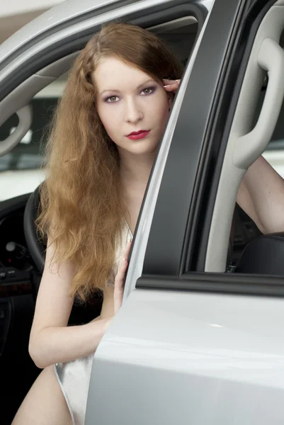 Belle femme dans la voiture — Photo