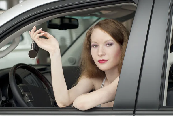 Ung kvinna i bilen — Stockfoto